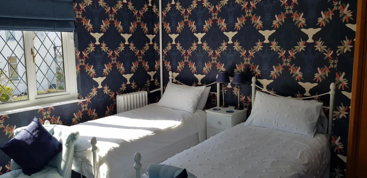 Bed and Breakfast Wychwood House Penally Экстерьер фото