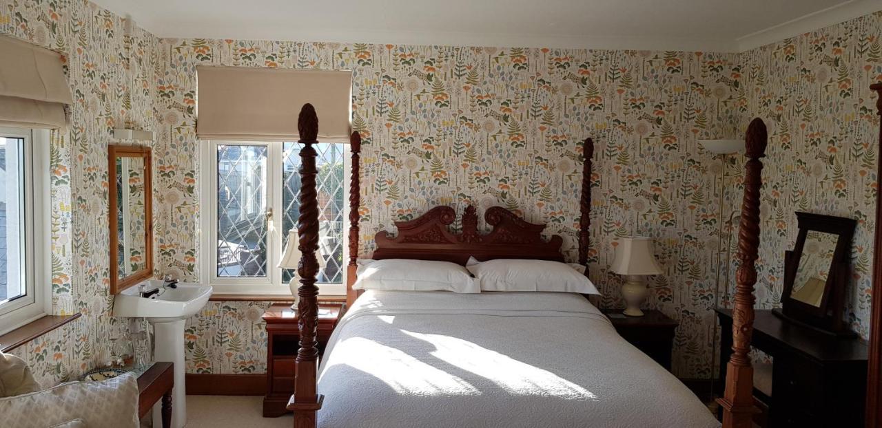 Bed and Breakfast Wychwood House Penally Экстерьер фото