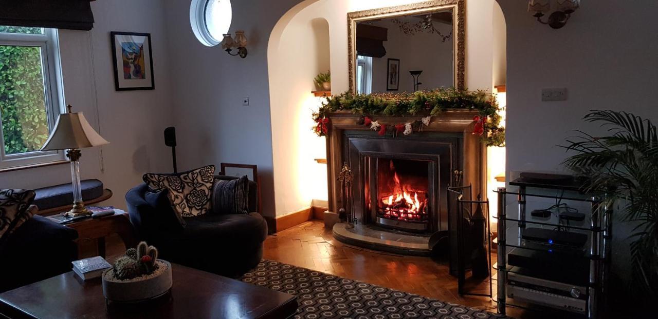 Bed and Breakfast Wychwood House Penally Экстерьер фото