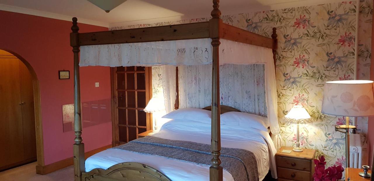 Bed and Breakfast Wychwood House Penally Экстерьер фото