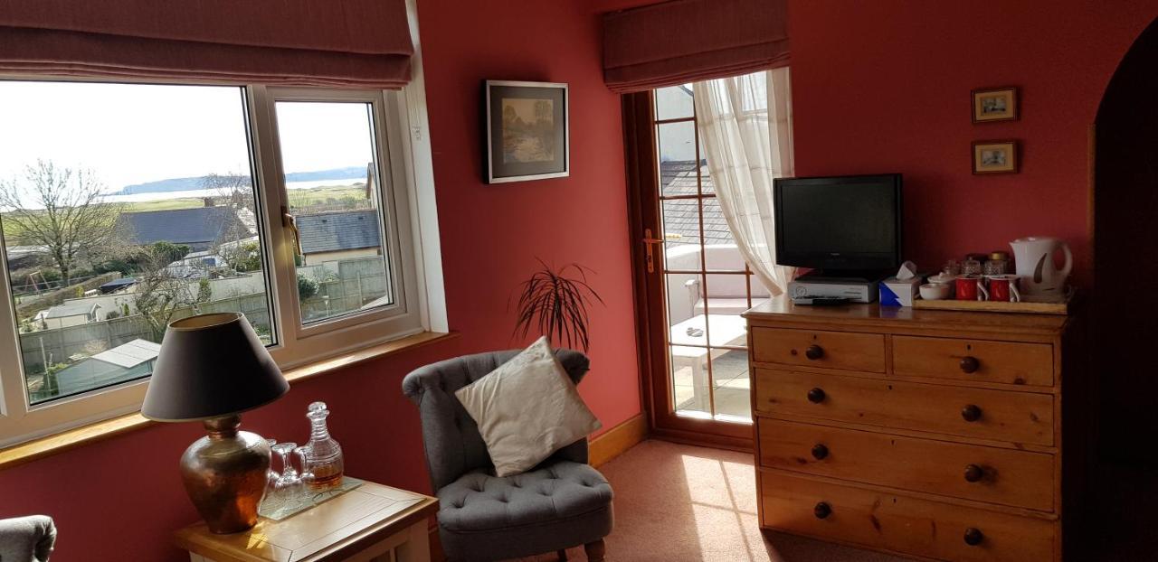 Bed and Breakfast Wychwood House Penally Экстерьер фото